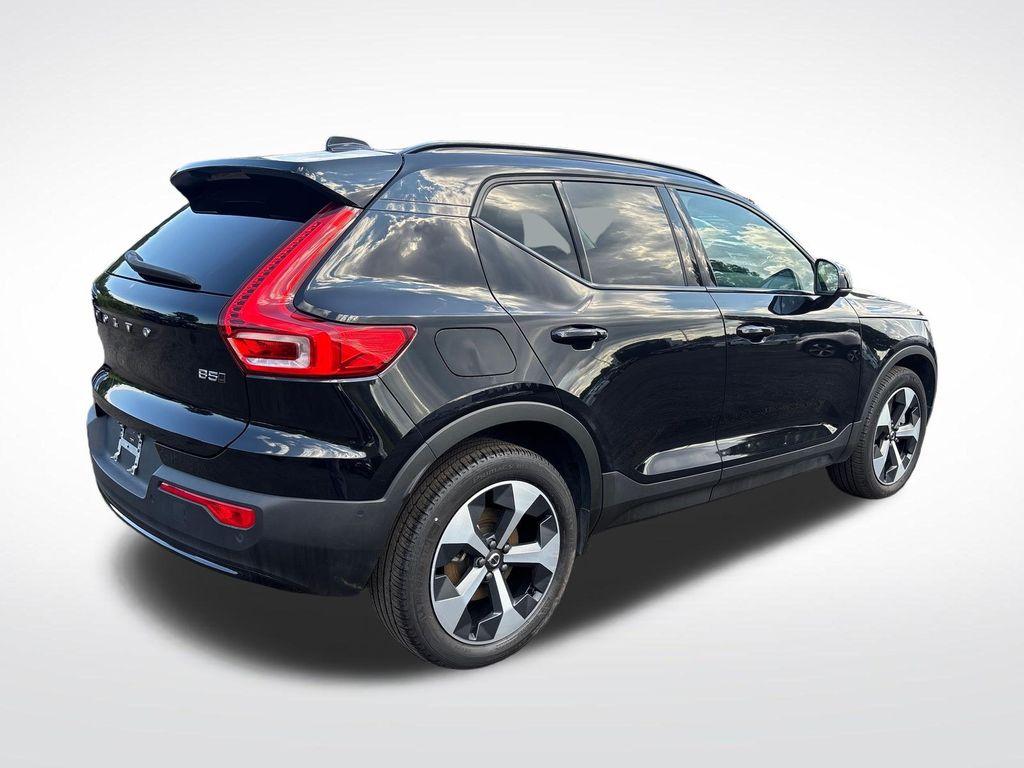 صورة 9 لـ 2025 Volvo XC40 B5 PLUS DARK THEME