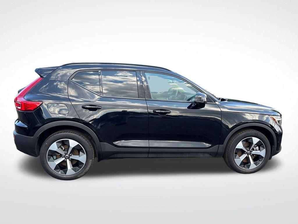 صورة 10 لـ 2025 Volvo XC40 B5 PLUS DARK THEME
