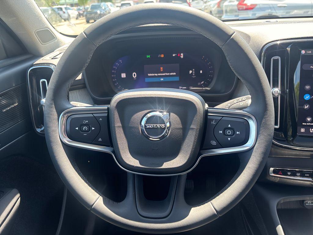 صورة مصغرة 16 لـ 2024 Volvo XC40 B5 PLUS DARK THEME