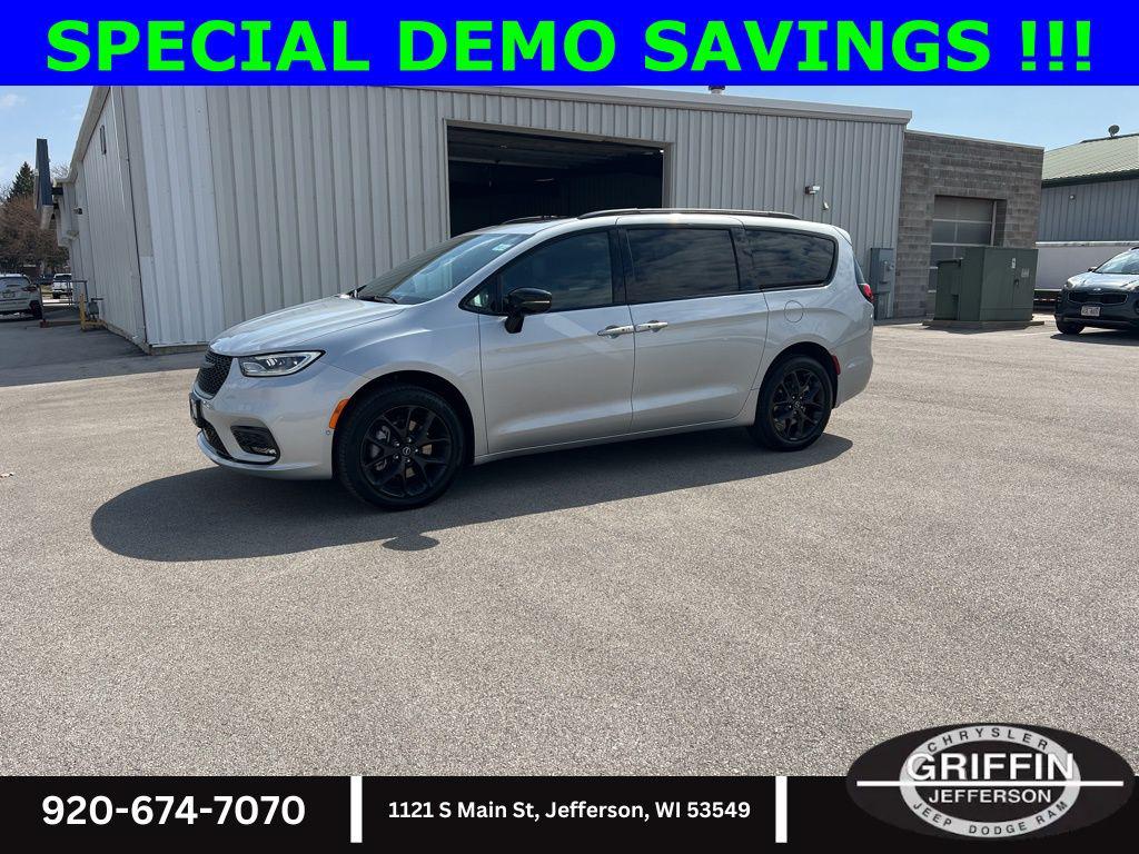 New 2026 Chrysler Pacifica Limited