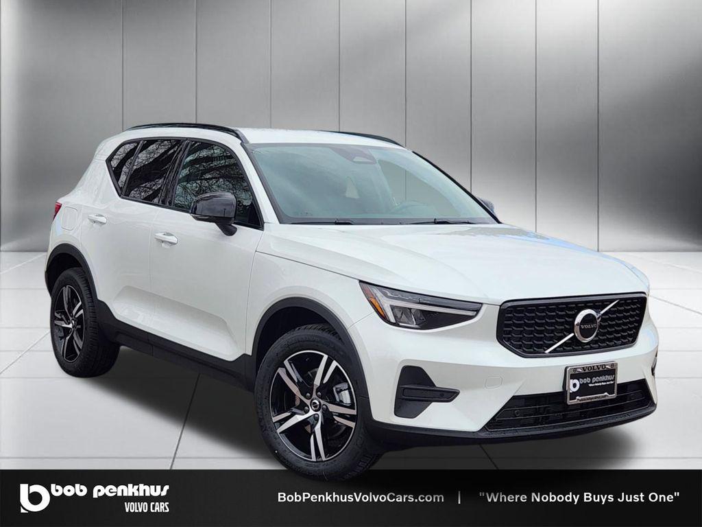 New 2026 Volvo XC40 Core, B5 AWD Gas (mild hybrid), Dark