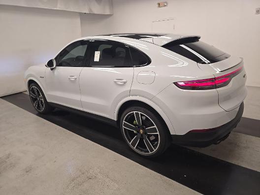 صورة 4 لـ 2023 Porsche CAYENNE PLATINUM EDITION