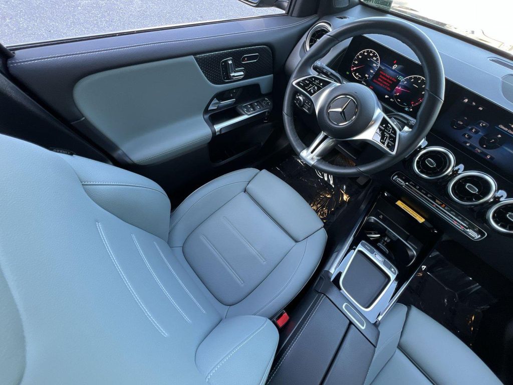 2026 Mercedes-BENZ GLB — миниатюра 13