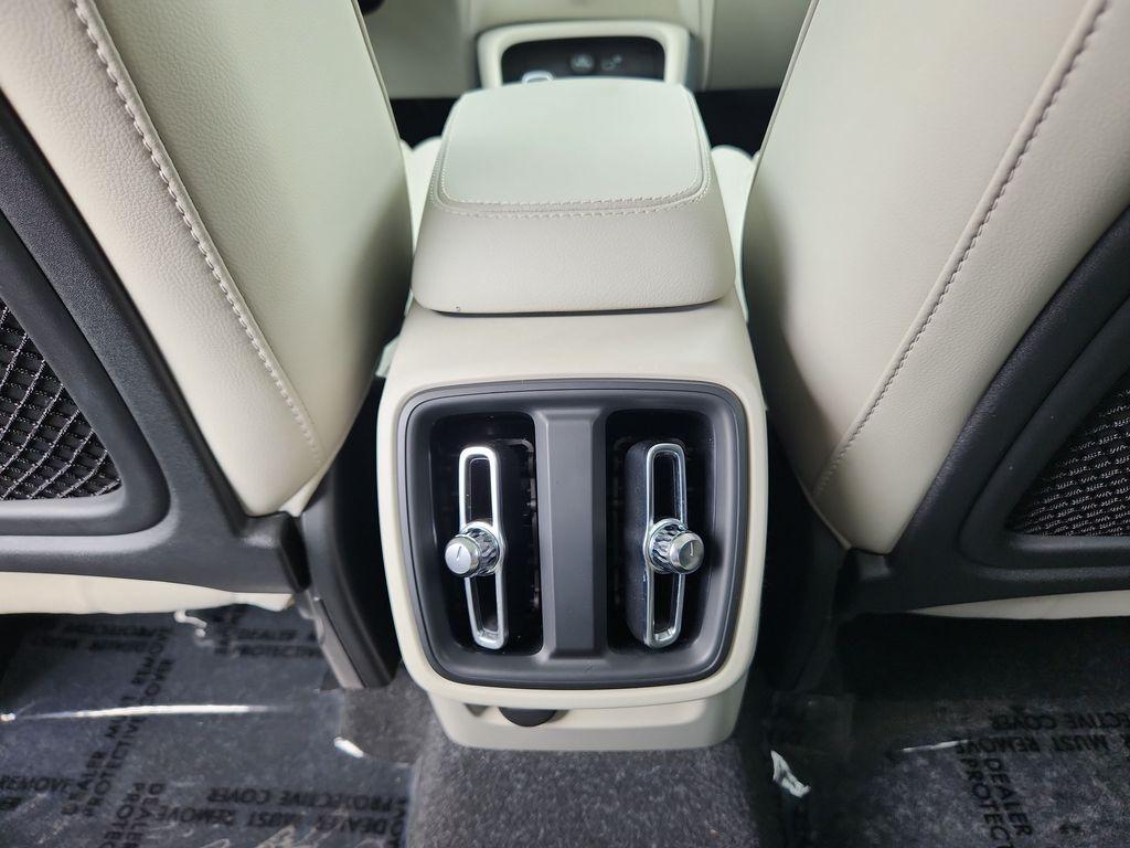صورة مصغرة 27 لـ 2025 Volvo XC40 B5 ULTRA DARK THEME