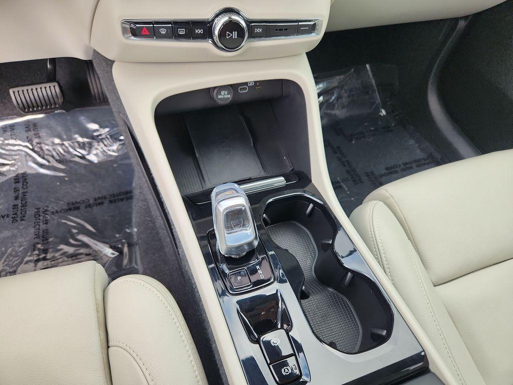 صورة مصغرة 15 لـ 2025 Volvo XC40 B5 ULTRA DARK THEME