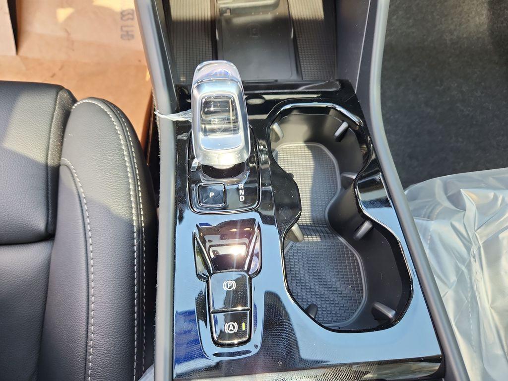 2026 Volvo XC40 B5 PLUS thumbnail 14