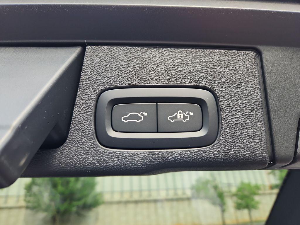 2026 Volvo XC60 PLUG-IN HYBRID T8 CORE photo 9