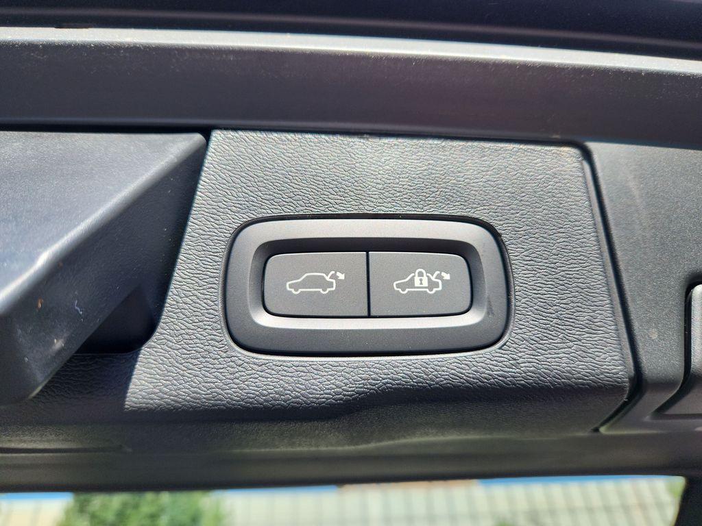 2026 Volvo XC60 PLUG-IN HYBRID T8 CORE — фото 9