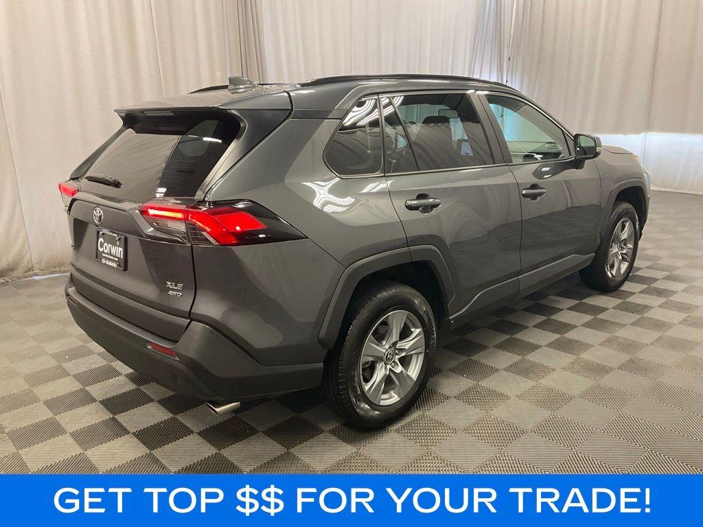 2025 Toyota RAV4 XLE photo 3