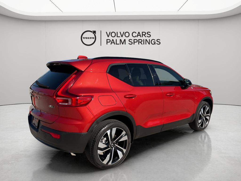 2025 Volvo XC40 B5 ULTRA DARK THEME — фото 6