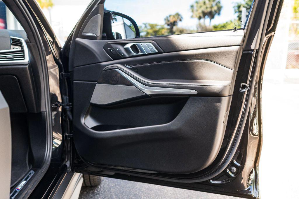 صورة مصغرة 37 لـ 2022 BMW X7 M50I