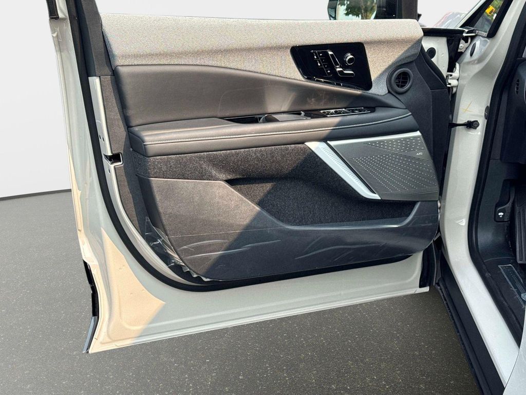 2027 Cadillac OPTIQ LUXURY — миниатюра 14