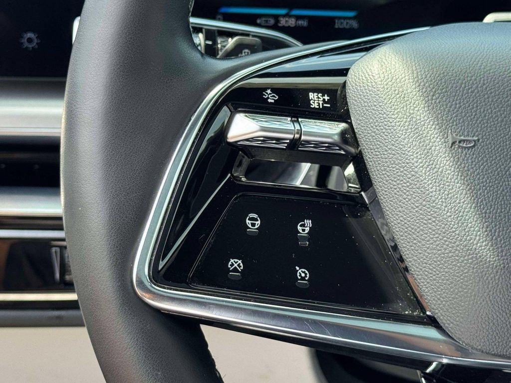 صورة 7 لـ 2023 Cadillac LYRIQ LUXURY