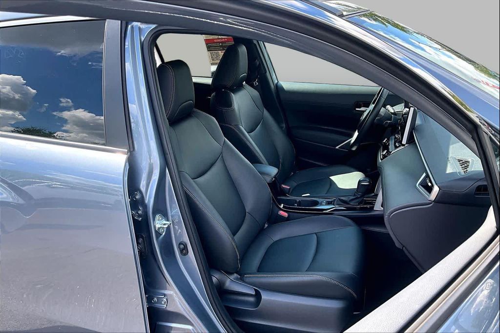 صورة 9 لـ 2025 Toyota COROLLA CROSS XLE