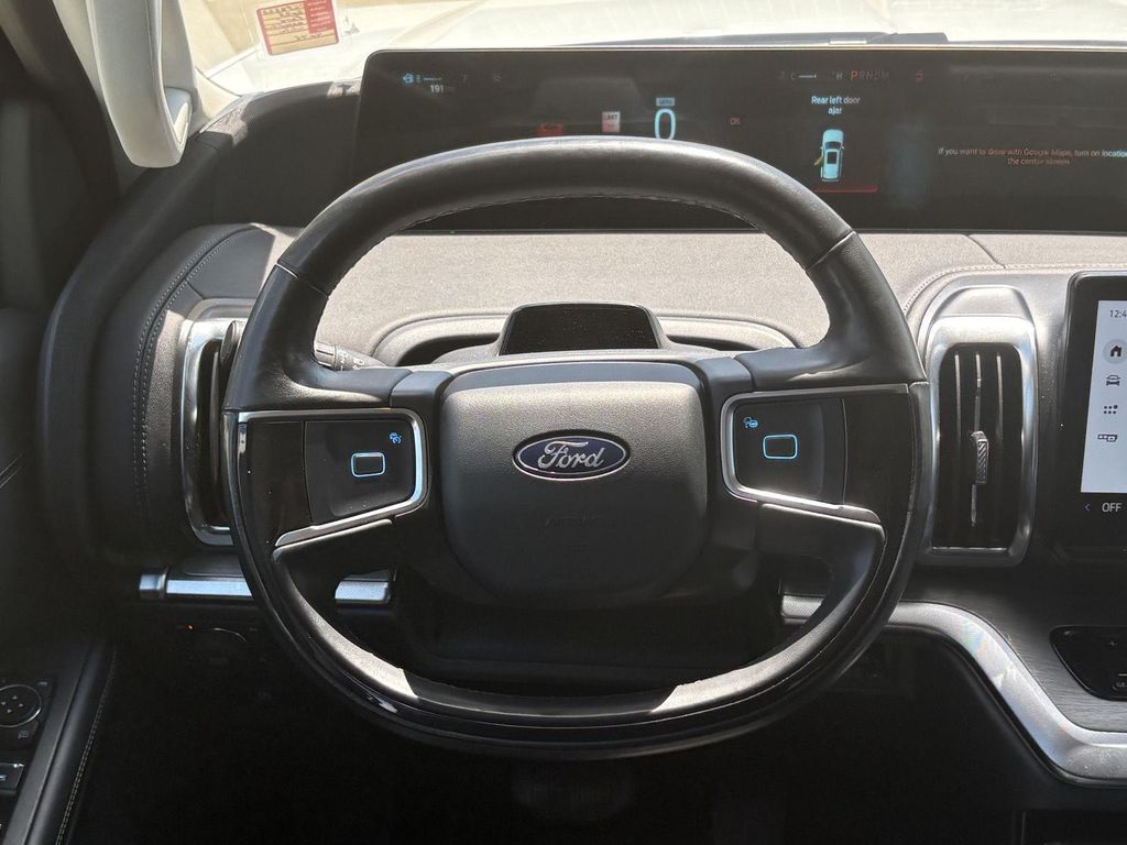 صورة 9 لـ 2025 FORD EXPEDITION PLATINUM