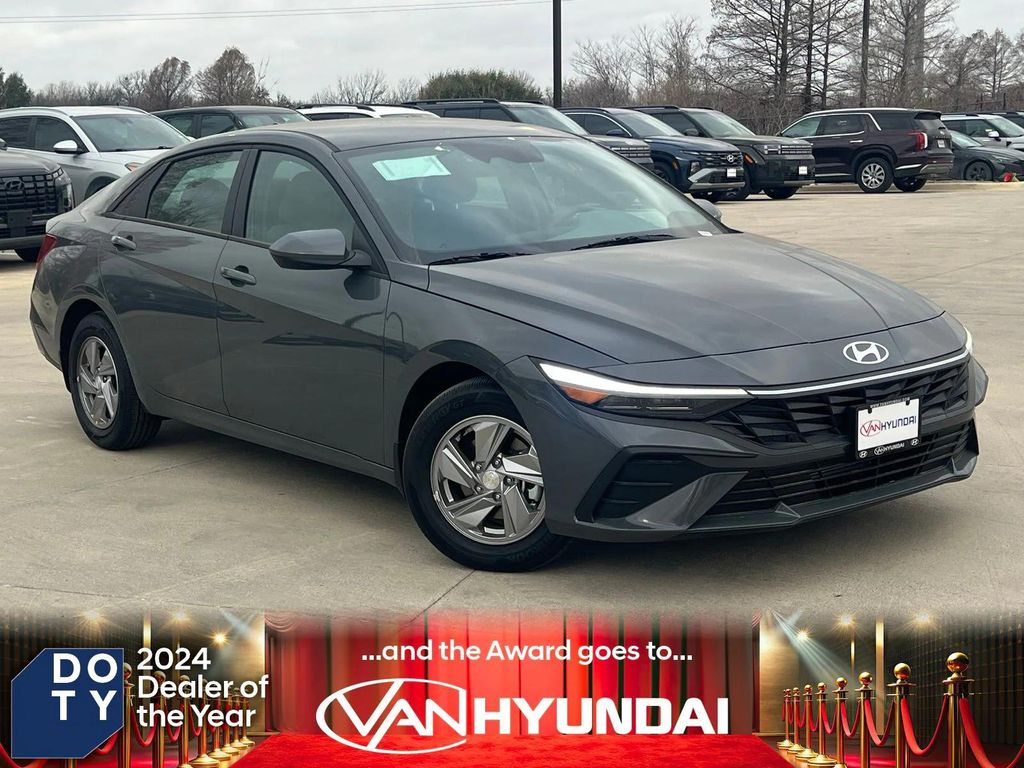 New 2026 Hyundai ELANTRA SE