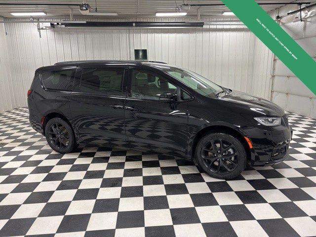 New 2026 Chrysler Pacifica Select
