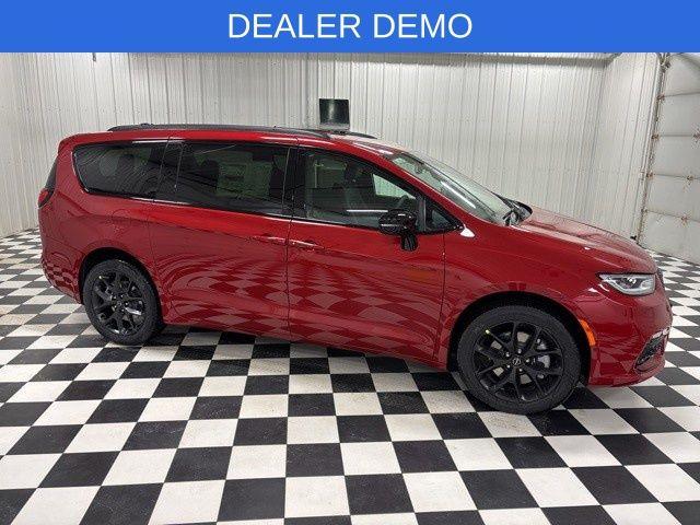 New 2026 Chrysler Pacifica Select