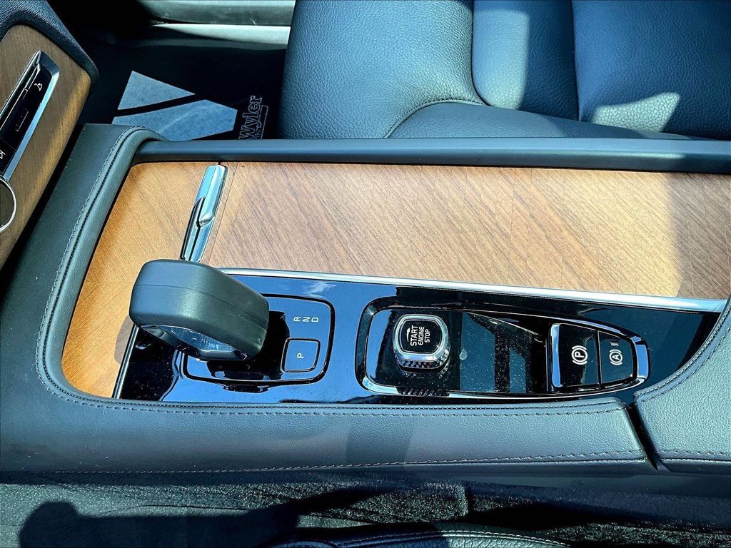 صورة مصغرة 37 لـ 2025 Volvo XC90 PLUG-IN HYBRID T8 CORE 7-SEATER