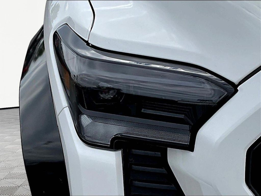 صورة مصغرة 30 لـ 2024 Toyota TACOMA HYBRID TRD SPORT
