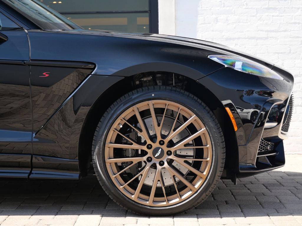 2026 Aston Martin DBX S — миниатюра 4