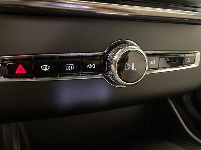 2025 Volvo XC90 B6 CORE — миниатюра 32