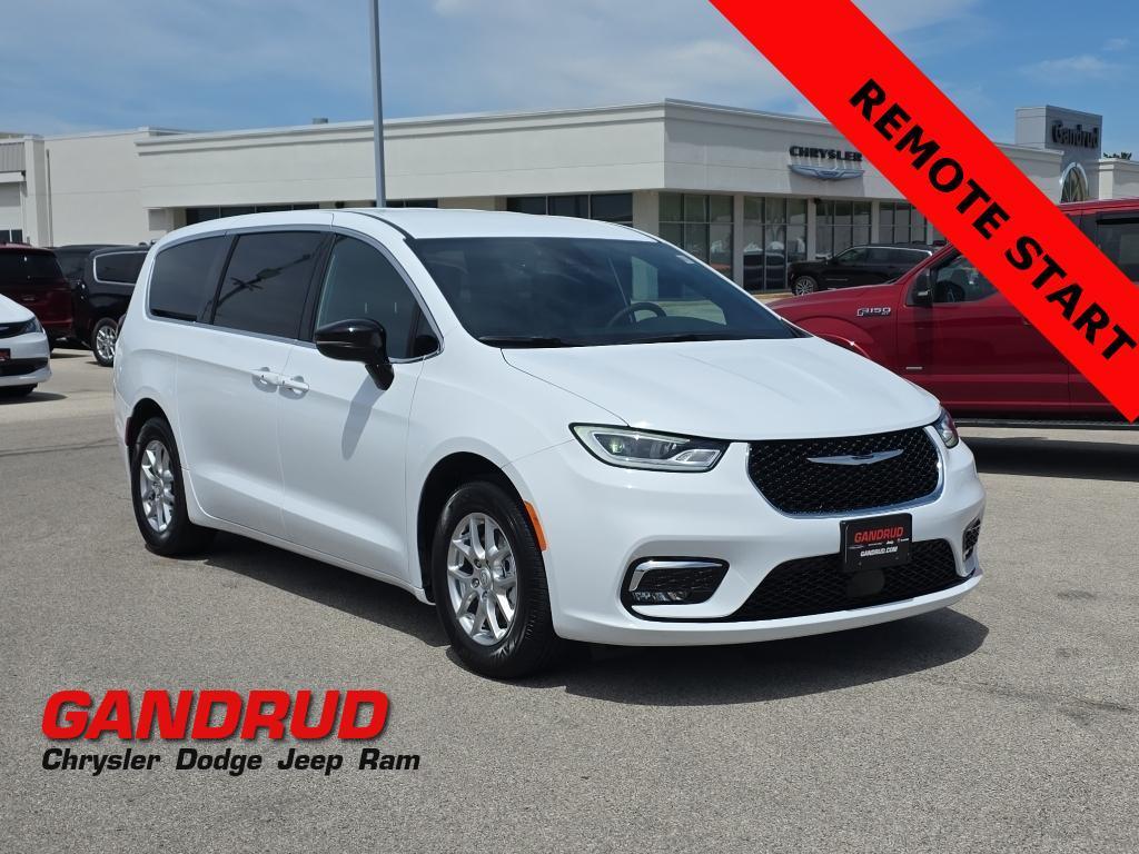 New 2026 Chrysler Pacifica Select