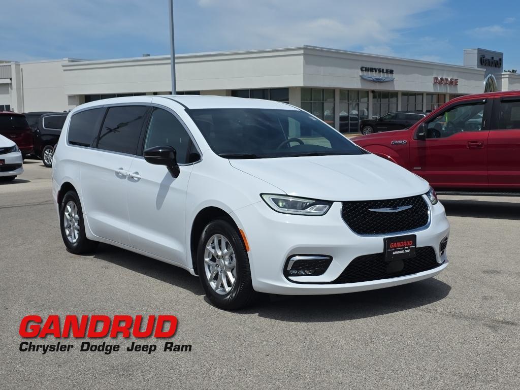 New 2026 Chrysler Pacifica Select