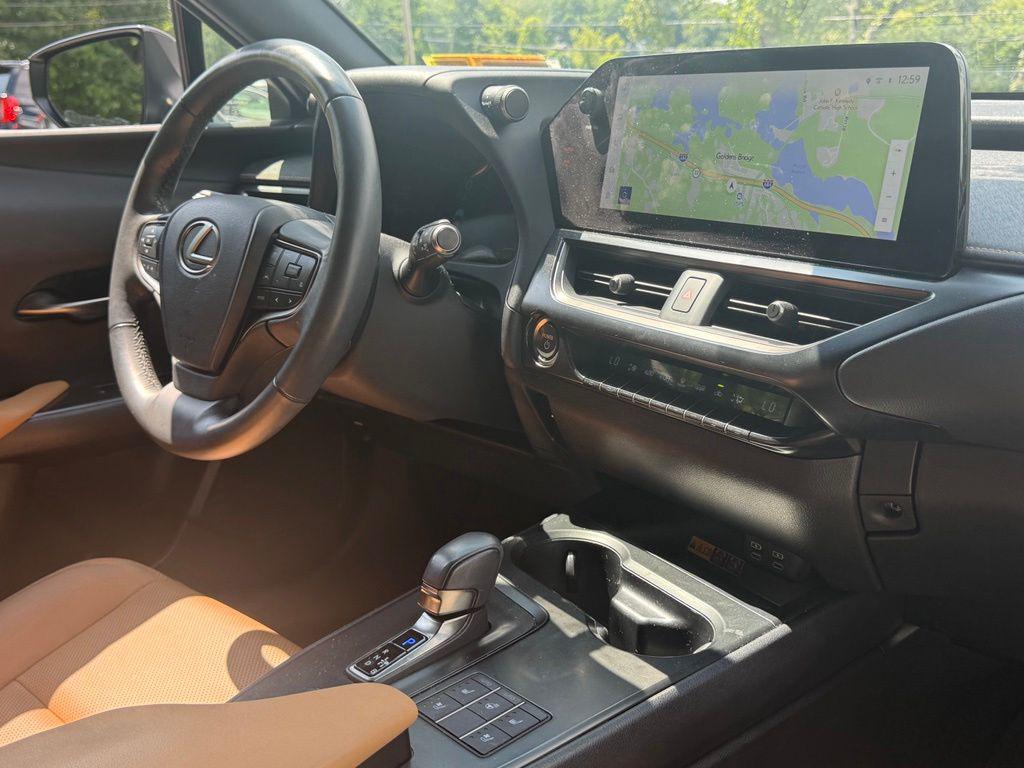 صورة 15 لـ 2025 Lexus UX 300H PREMIUM