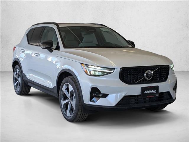 صورة 6 لـ 2026 Volvo XC40 PLUS, B5 AWD GAS (MILD HYBRID), DARK