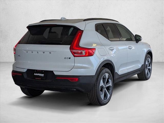 صورة 2 لـ 2026 Volvo XC40 PLUS, B5 AWD GAS (MILD HYBRID), DARK