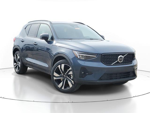 New 2026 Volvo XC40 Plus, B5 AWD Gas (mild hybrid), Dark