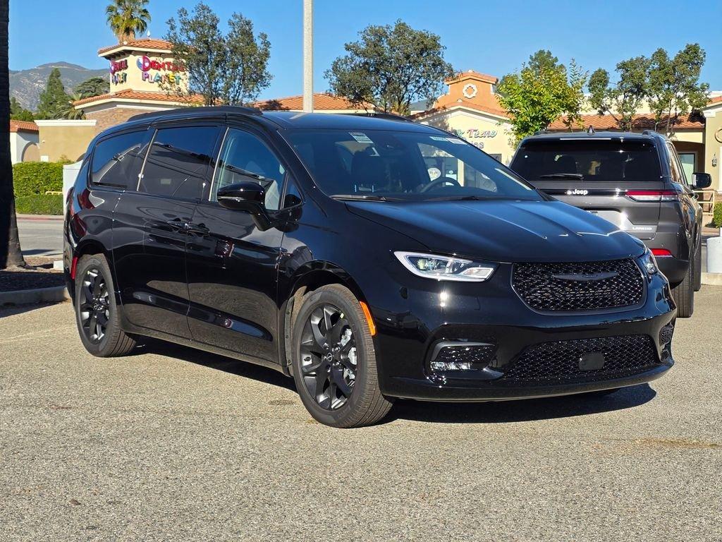 New 2026 Chrysler Pacifica Select
