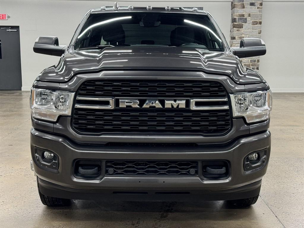 صورة 2 لـ 2022 RAM 3500 BIG HORN CREW CAB 4X4 8' BOX