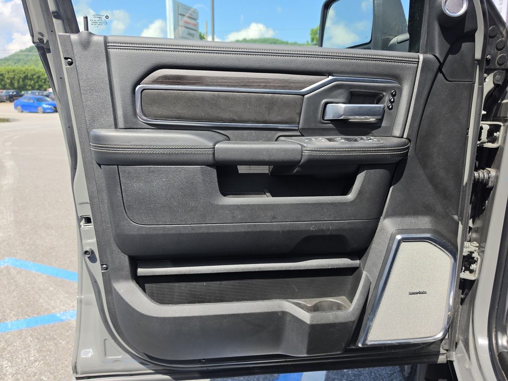 صورة مصغرة 17 لـ 2026 RAM 3500 LARAMIE MEGA CAB 4X4 6'4' BOX