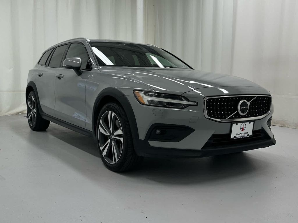 صورة 2 لـ 2024 Volvo V60 CROSS COUNTRY B5 PLUS
