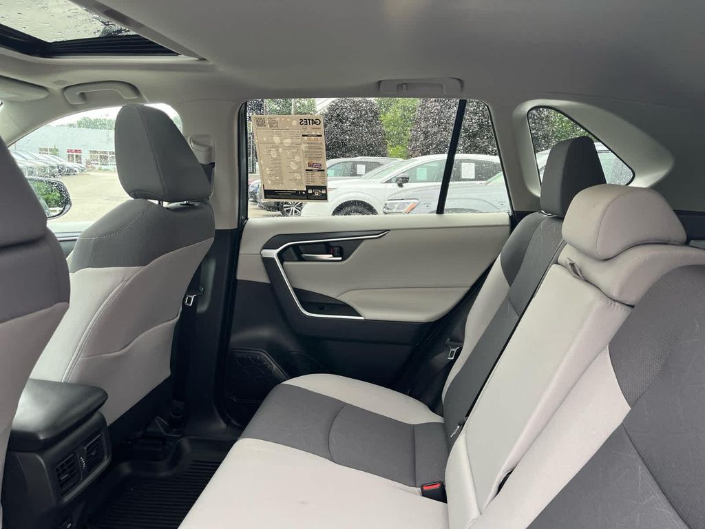 صورة 10 لـ 2024 Toyota RAV4 XLE