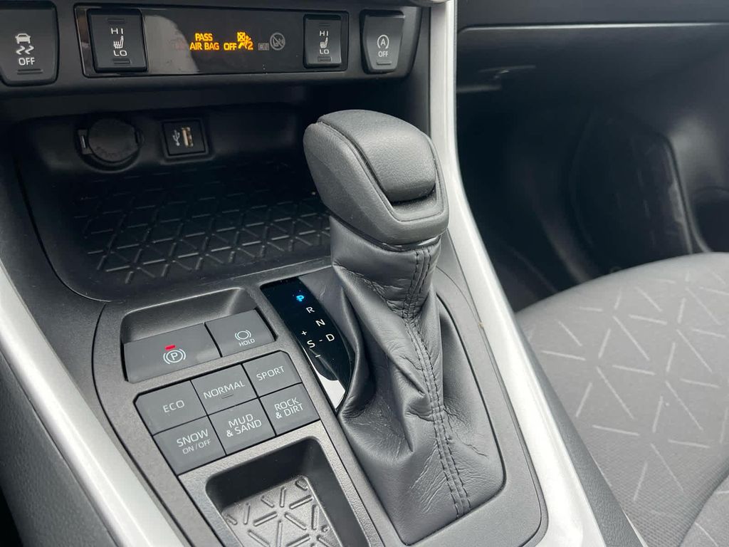 2024 Toyota RAV4 XLE — миниатюра 16