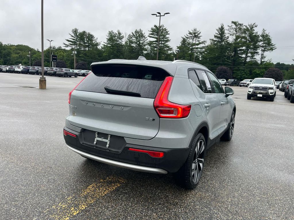 2025 Volvo XC40 B5 ULTRA BRIGHT THEME — фото 5