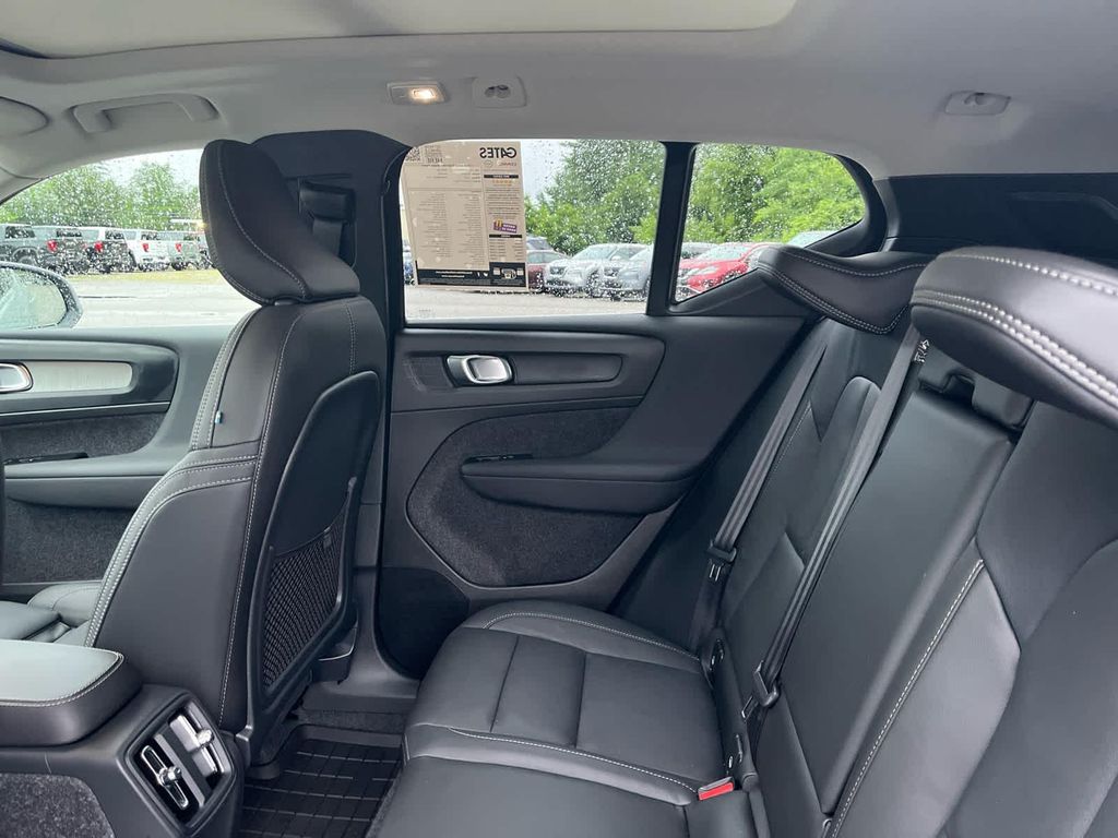 2025 Volvo XC40 B5 ULTRA BRIGHT THEME — фото 10