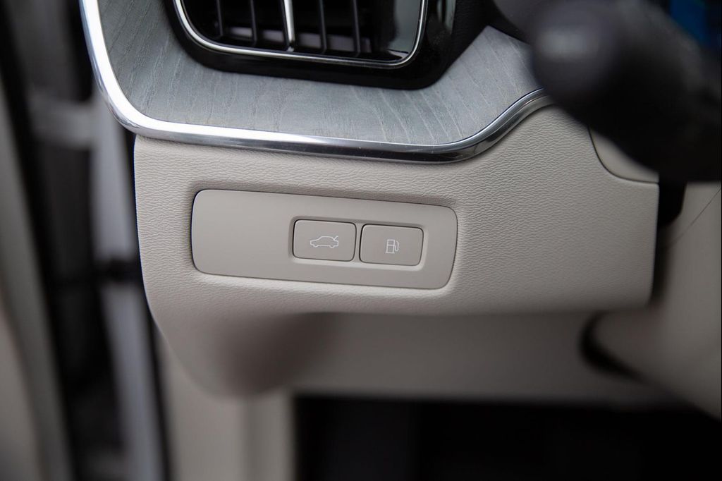 2024 Volvo XC60 RECHARGE PLUG-IN HYBRID T8 PLUS DARK THEME — миниатюра 17