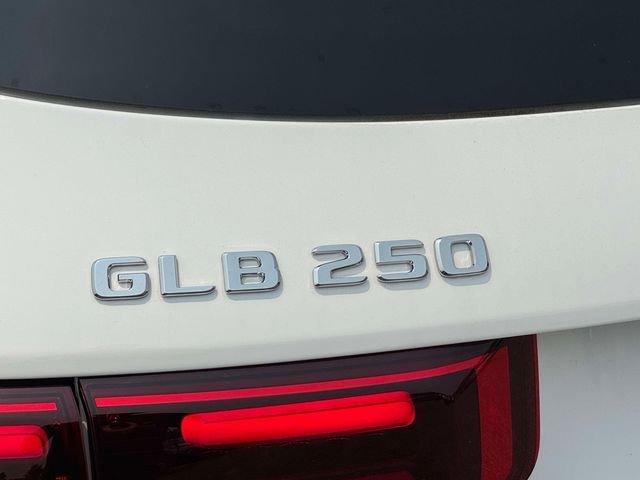 2026 Mercedes-BENZ GLB — миниатюра 11