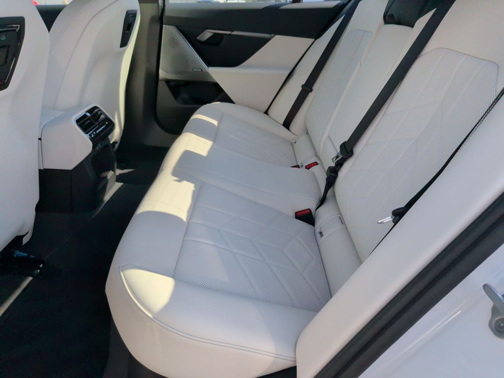 صورة مصغرة 41 لـ 2027 BMW I5 EDRIVE40