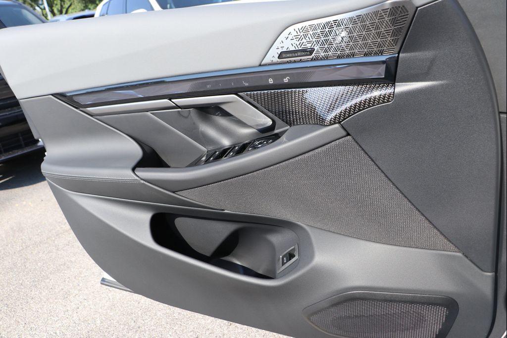 2026 BMW 550E XDRIVE — миниатюра 26
