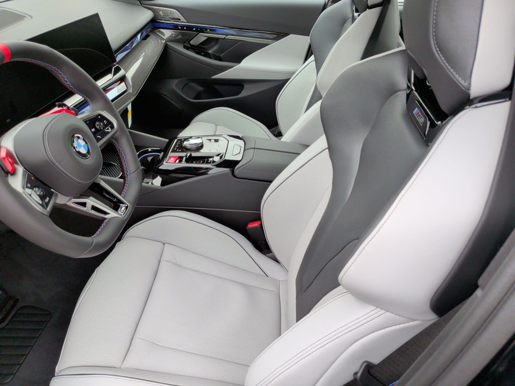 صورة مصغرة 28 لـ 2026 BMW M5 BASE