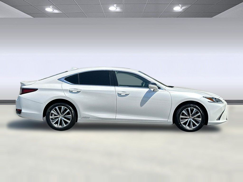 صورة 8 لـ 2021 Lexus ES 300H BASE