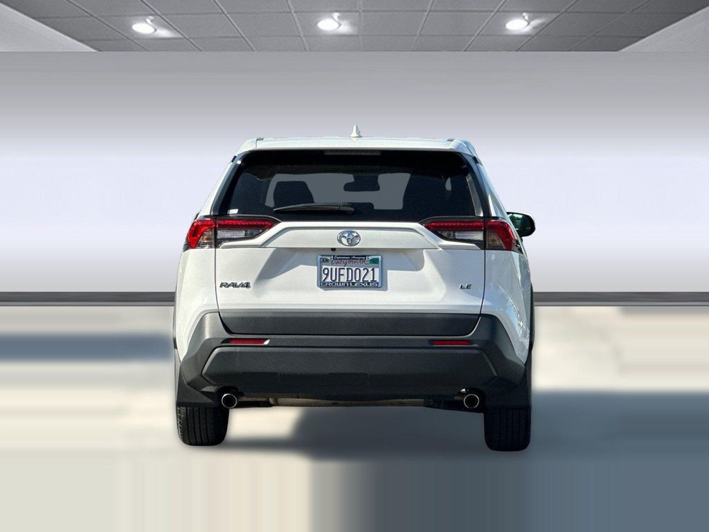 2025 Toyota RAV4 LE — фото 10