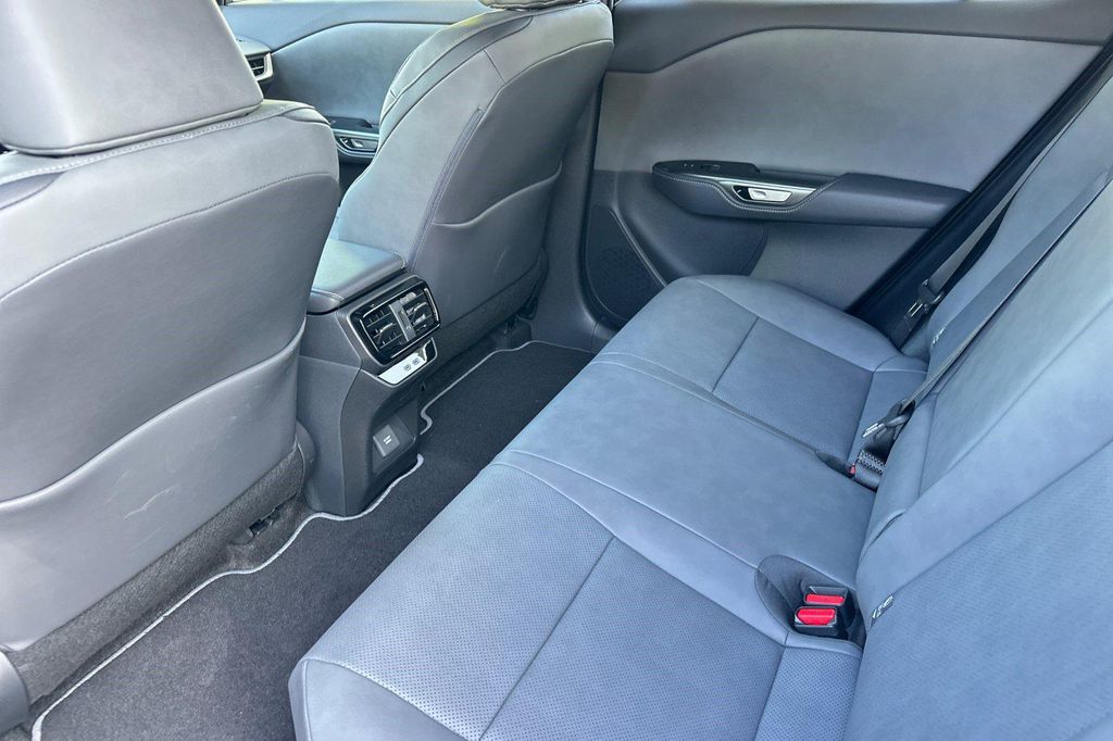 صورة 22 لـ 2026 Lexus RZ 350E