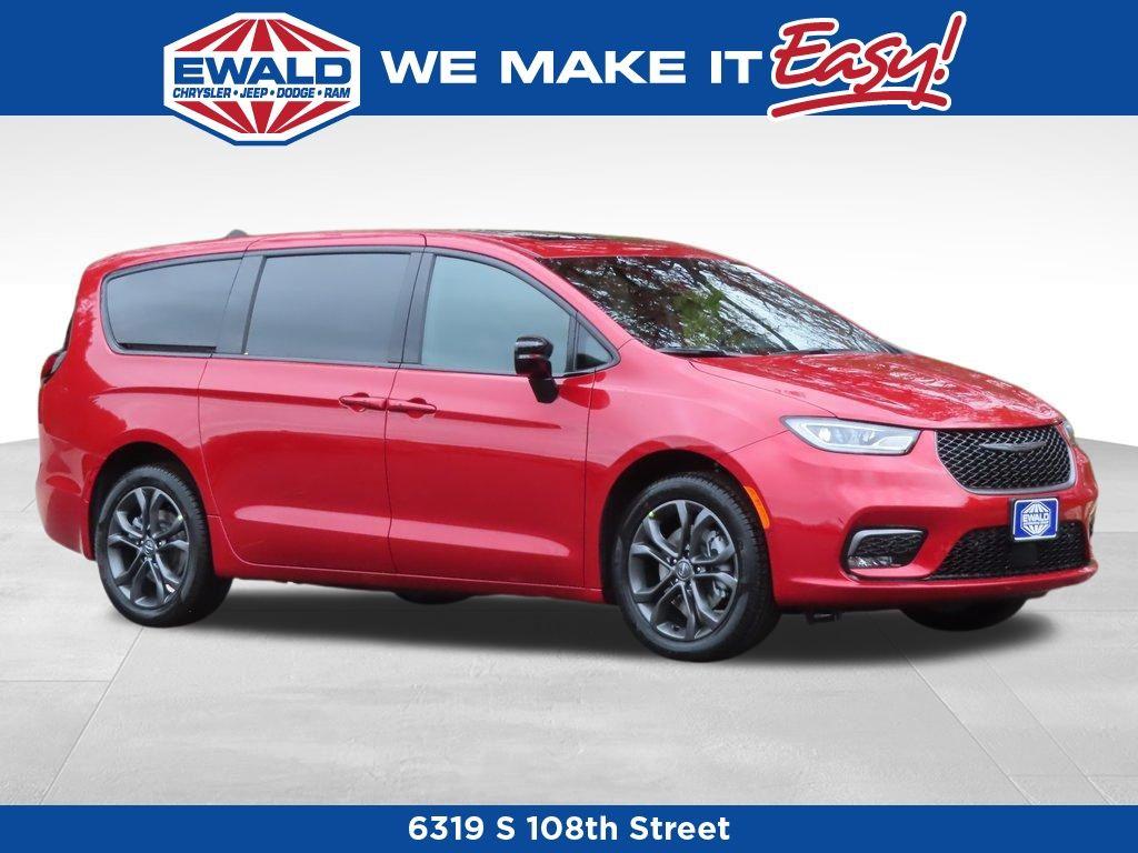 New 2026 Chrysler Pacifica Select