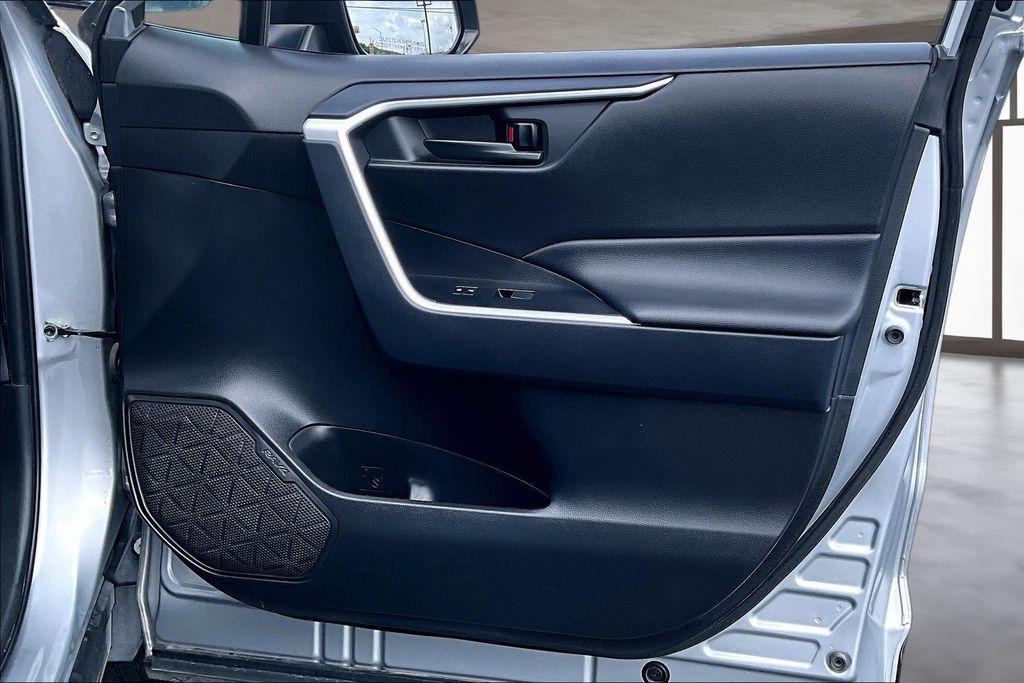 صورة مصغرة 24 لـ 2025 Toyota RAV4 LE